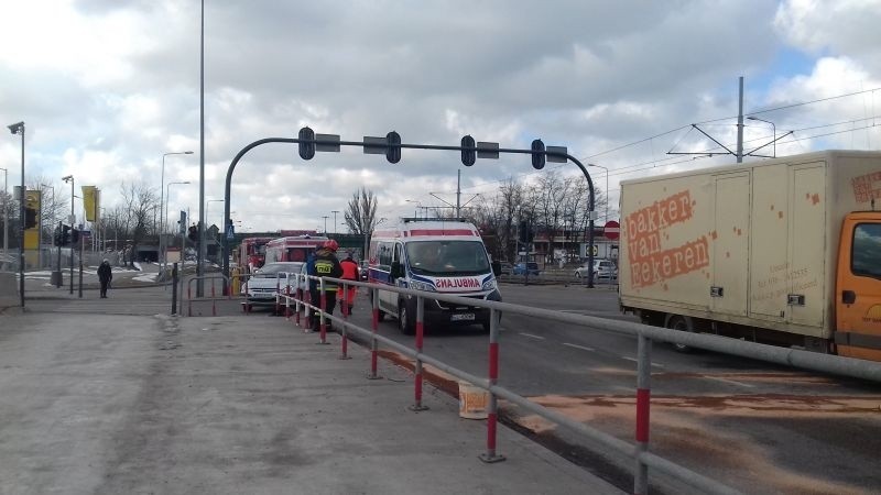 Wypadek u zbiegu al. Włókniarzy i ul. Pabianickiej. Dwie osoby ranne [zdjęcia, FILM]