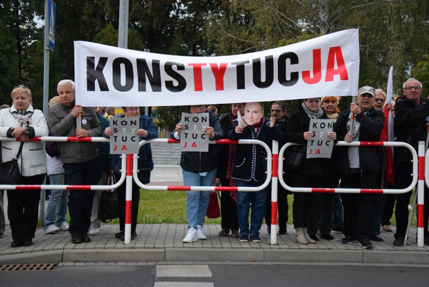 Andrzej Duda – skandowali sympatycy prezydenta RP w Oświęcimiu. Konstytucja – grzmiał KOD  