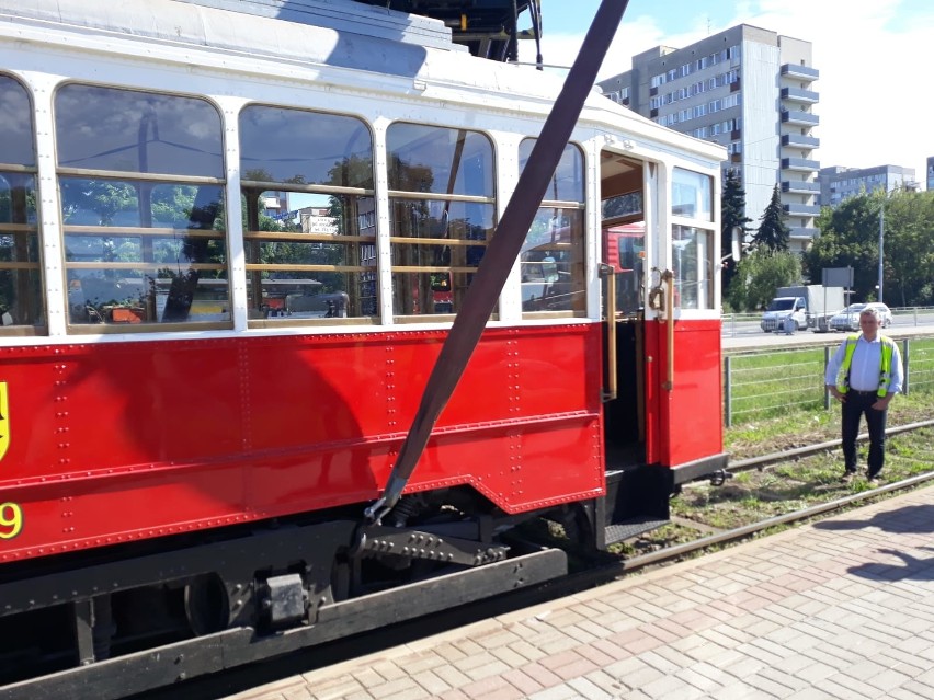 Wykolejenie zabytkowego tramwaju na pl. Strzegomskim. Potężne utrudnienia