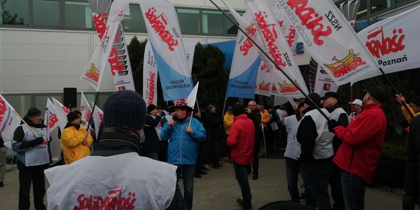 Manifestacja odbędzie się przez siedzibą Polskiej...