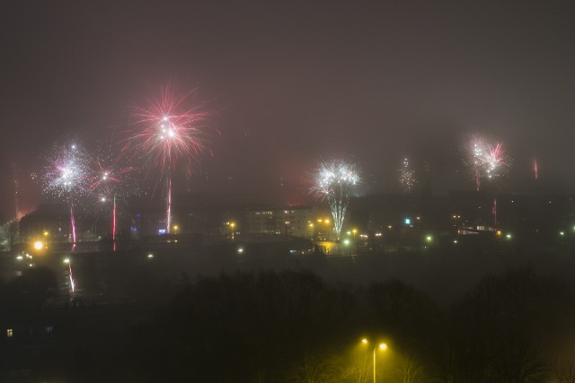 Słupszczanie powitali 2022 rok. Fajerwerki i sztuczne ognie rozświetliły niebo