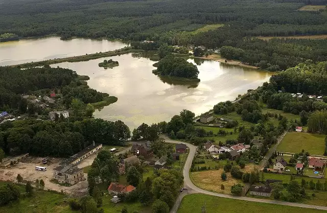 Zbiornik Zielona w Kaletach ZielonejW niewielkim miasteczku Kalety, w dzielnicy o nazwie Zielona, znajduje się zbiornik wodny, który nosi nazwę właśnie od tej dzielnicy. Istnieją właściwie dwa akweny, które są określane jako Zbiornik Zielona. Jeden z nich ma długą historię sięgającą wieków średnich, natomiast drugi, znacznie większy, to zbiornik retencyjny zaporowy, który został zbudowany w latach 1970-71 na rzece Mała Panew. Oba zbiorniki są popularnym miejscem letniego wypoczynku w sezonie.źródło