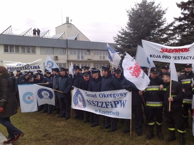 Przed przejściem granicznym w Medyce protestują związki zawodowe służb mundurowych.