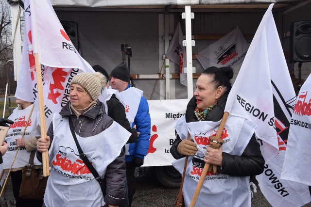 Pikieta Solidarności przed fabryką FCA w Tychach