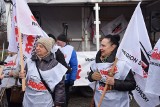 Protest przed Fiatem w Tychach: Solidarność żąda 1 tys. zł podwyżki i pracy dla zwalnianych z Comau Poland. Jest list do premiera ZDJĘCIA
