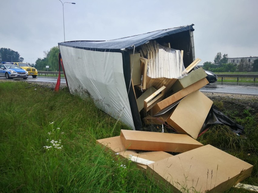 Wypadek na AOW. Meble wysypały się przy zjeździe z autostrady (ZDJĘCIA)