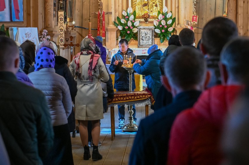 Wierni prawosławni świętują Wielkanoc w starym kościółku na...