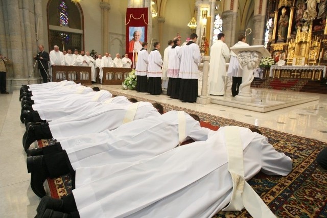 Zryczałtowane stawki podatku dochodowego od osób duchownych są niższe niż w przypadku zwykłych wiernych. Ale stawki są różne w zależności od rodzaju miejscowości i liczby wiernych