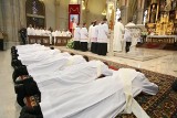 Opodatkowanie księży. Duchowni w Łódzkiem płacą niższe podatki niż ich parafianie