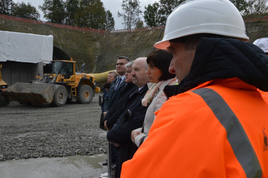 Premier i minister na placu budowy nowej zakopianki. Od teraz tunel jest drążony z dwóch stron