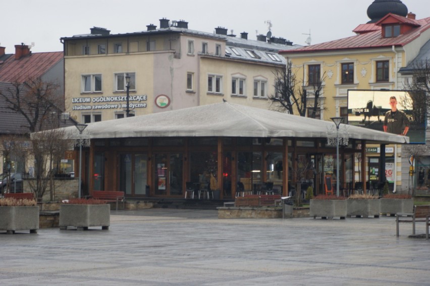 Nowy Targ: Miasto wymienia dachy na kawiarenkach. Poprzednie zniszczył... smog [ZDJĘCIA]