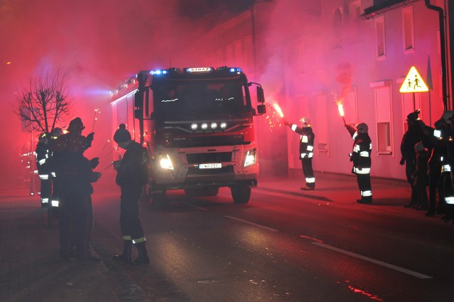 Mieszkańcy Wąbrzeźna i strażacy hucznie przywitali nowy wóz strażacki