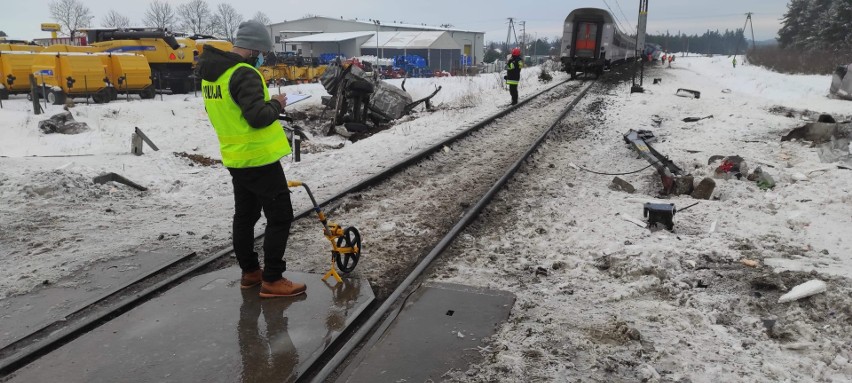 Koszarówka. Wypadek na przejeździe kolejowym. Pociąg osobowy relacji Gdynia - Białystok zderzył się z ciężarówką [ZDJĘCIA]