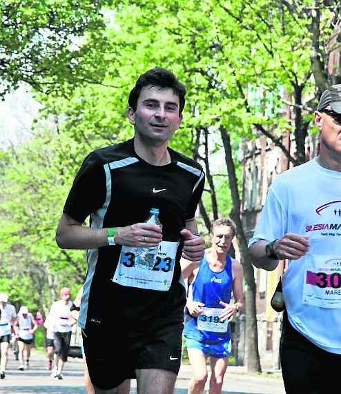 Poseł Marek Wójcik to mistrz półmaratonu. Biega  dwa razy w tygodniu po 10 km. Ostatnio natomiast próbuje swoich sił również w strzelaniu z łuku