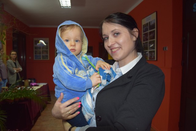 Ewa Makola ze swoim synkiem Kubusiem, który od urodzenia ma wadę serduszka. Rodzice chłopczyka zbierają pieniądze na operację w Niemczech