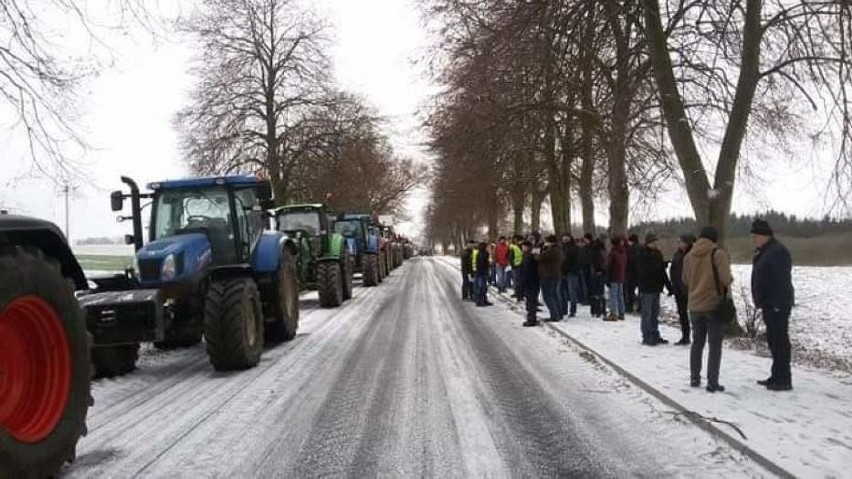 Piła: Protest rolników. Zablokowali drogę. Pomagają się...