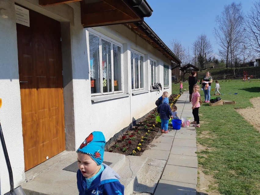 Sękowa. Powstaje ogród sensoryczny. Dzieci i rodzice napracowali się! [FOTO]