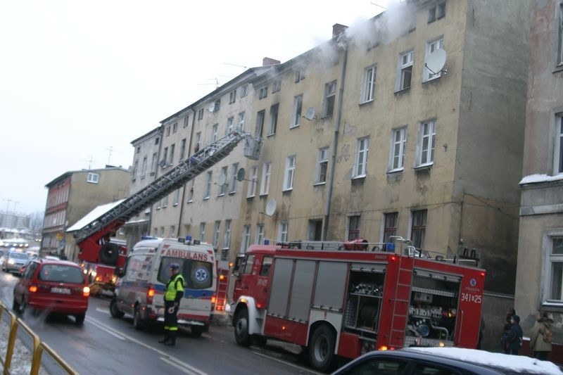 Dorosly i jedno dziecko zostali zaczadzeni w pozarze...