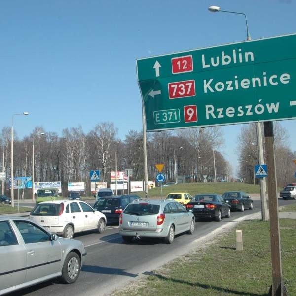Na rondzie Popiełuszki panuje ogromny ruch, bo łączą się tutaj drogi krajowe numer 9 i 12 oraz wojewódzka numer 737.