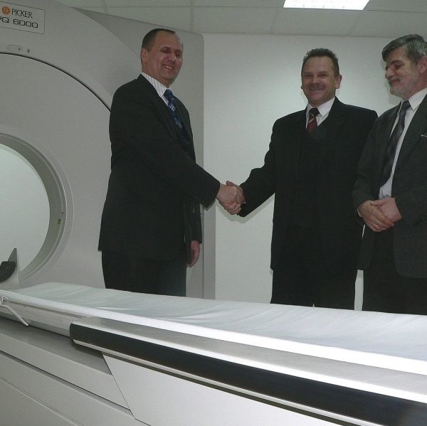 Starosta Jerzy Kolarz (w środku), dyrektor szpitala Ryszard Skrzypek (z prawej) i przedstawiciel firmy z Poznania dokonali uroczystego "otwarcia&#8221; tomografu w buskiej lecznicy.