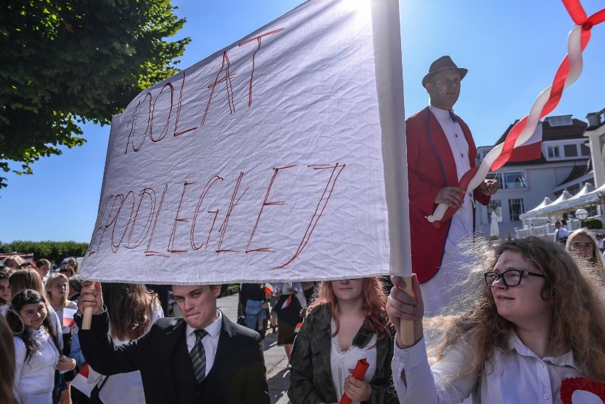 Sopot. Parada niepodległościowa na rozpoczęcie roku...