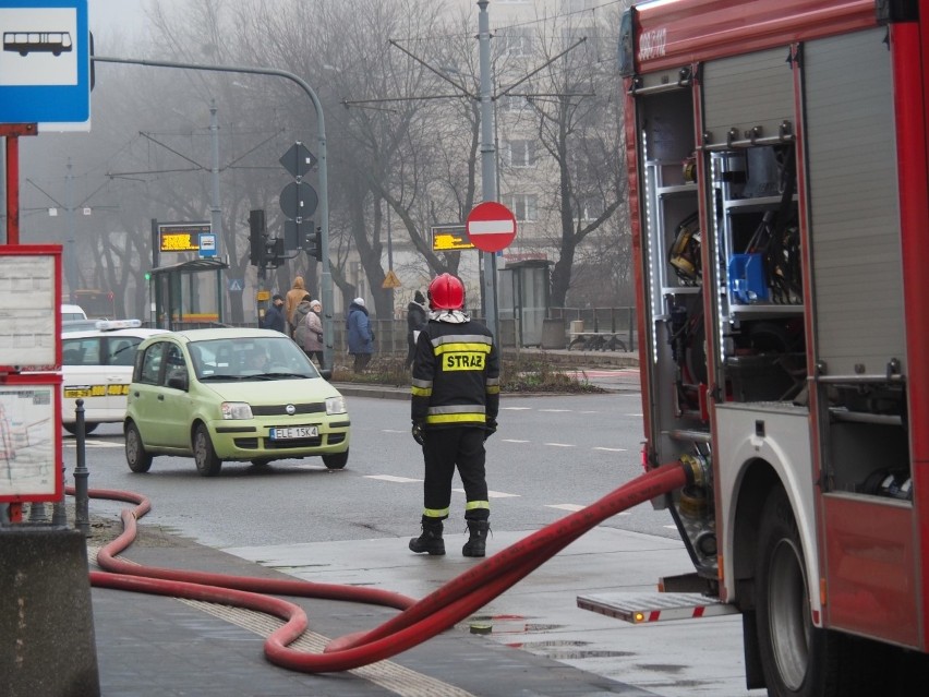 Groźny pożar w centrum Łodzi. Jedna osoba ranna. Kilkunastu lokatorów ewakuowanych ZDJĘCIA