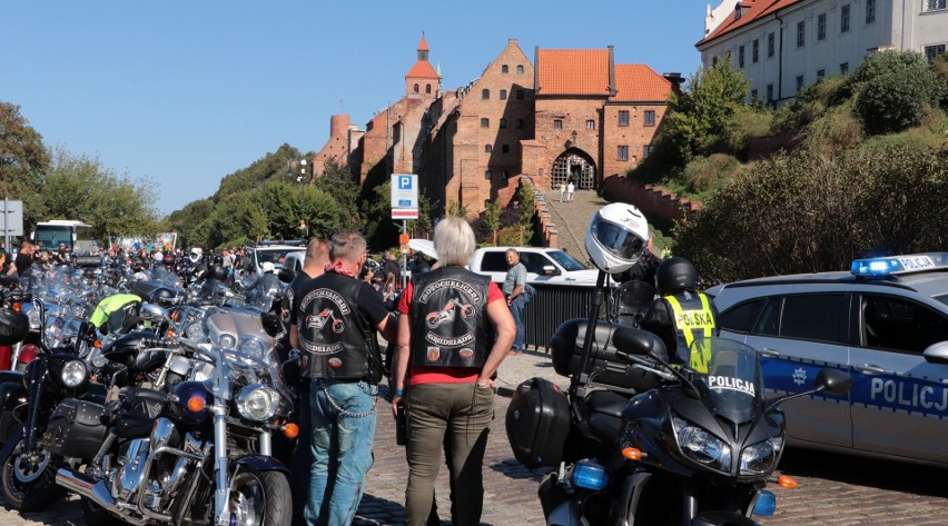 Kilkuset motocyklistów zebrało się na Błoniach...