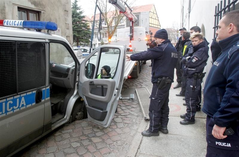 Pod policyjną fugronetką zapadła się jezdnia