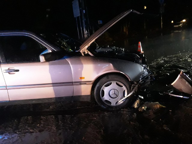 Zderzenie dwóch aut osobowych w Koronowie. Jedna osoba trafiła do szpitala.Flesz - wypadki drogowe. Jak udzielić pierwszej pomocy?
