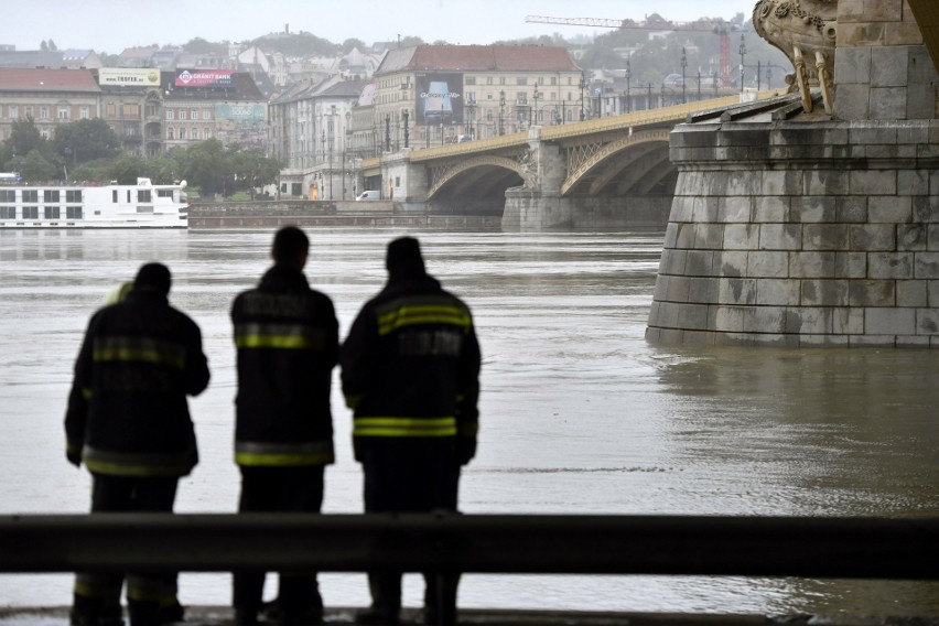 Węgry: Tragedia w Budapeszcie, na Dunaju zatonął statek wycieczkowy [ZDJĘCIA] 7 osób nie żyje, kilkanaście jest zaginionych