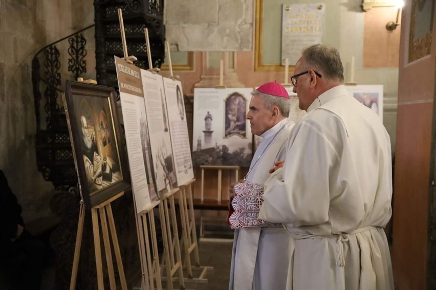 Biskup Krzysztof Nitkiewicz otworzył wystawę w opatowskiej kolegiacie poświęconą błogosławionemu Wincentemu Kadłubkowi