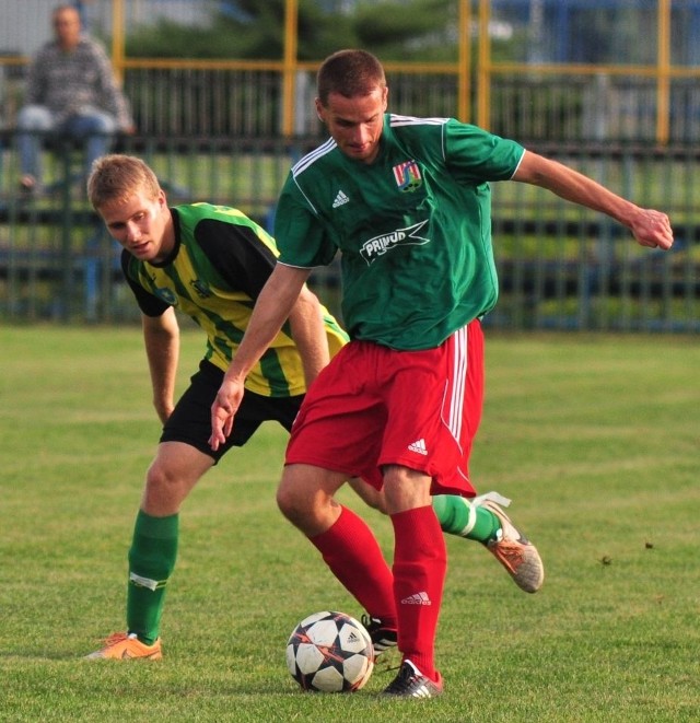 Piłkarze Sokoła Nisko (z piłką Grzegorz Woźniak) zmierzą się na swoim stadionie z LKS Skołoszów.