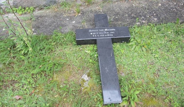 Policjanci z Miastka zatrzymali 23-letniego mieszkańca powiatu bytowskiego, podejrzanego o uszkodzenie nagrobków na cmentarzu ewangelickim w Wołczy Wielkiej.