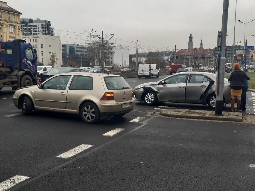 Wypadek na Legnickiej.  Kobieta wjechała na skrzyżowanie na czerwonym, samochody blokują przejazd [ZDJĘCIA]