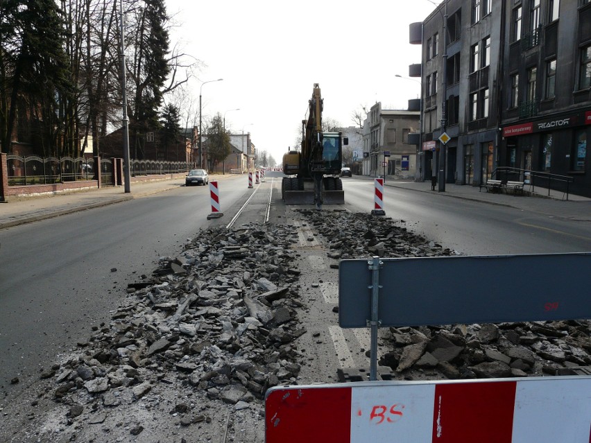 Pabianice. Z ulicy Warszawskiej zrywane jest torowisko. Ruszyły prace na "starówce". Modernizacja linii 41. Są utrudnienia ZDJĘCIA