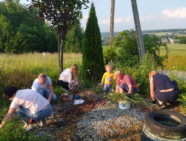 Mieszkańcy gminy Mirzec pracują przy odnawianiu ogródka