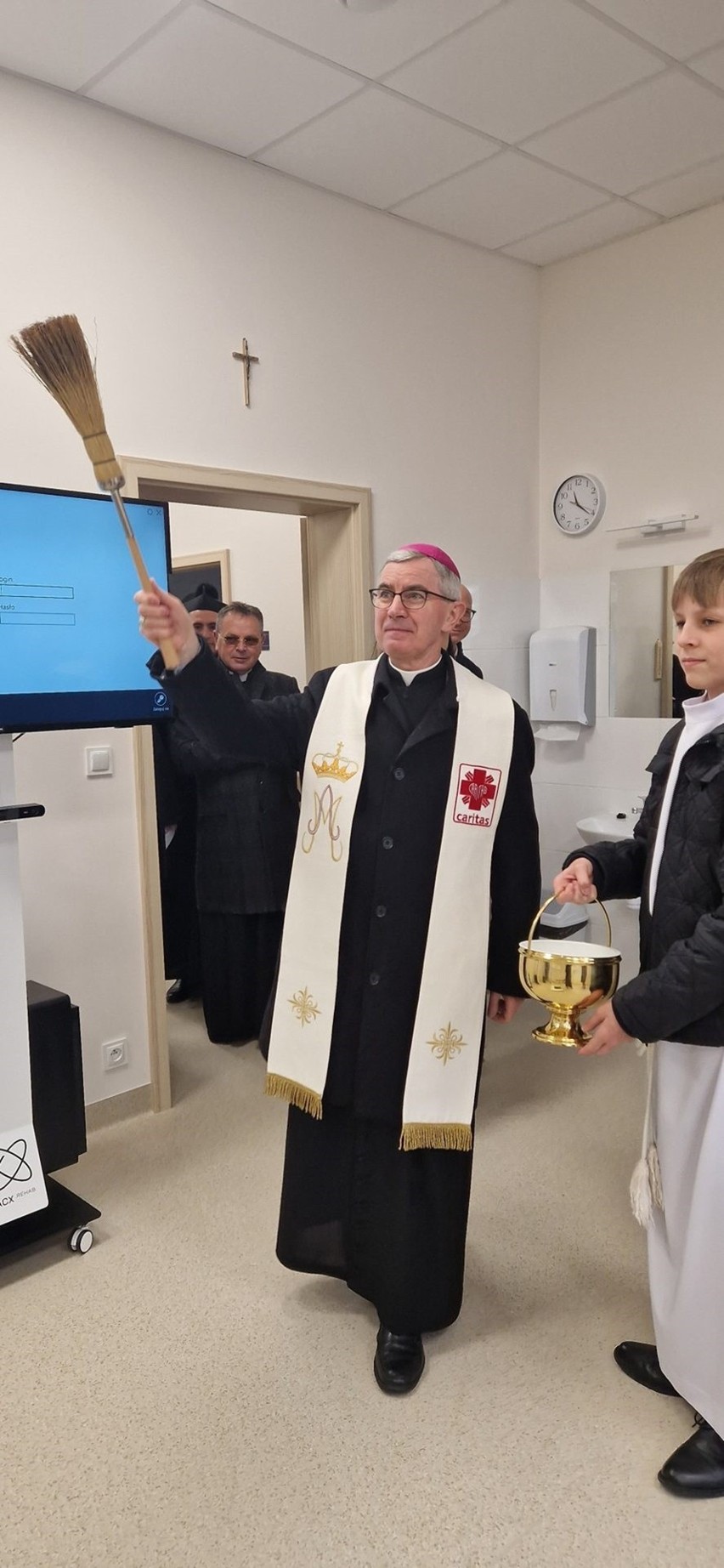 Biskup Jan Wątroba poświęcił nowy ośrodek rehabilitacyjny Caritas Diecezji Rzeszowskiej w Cmolasie [ZDJĘCIA]