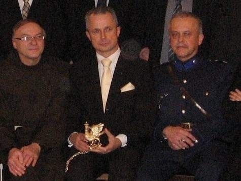 Hetman Bractwa, Sławomir Adamiec ( w środku)  zaprasza na koncertZ lewej czlonek Bractwa ojciec Józef Wręczycki, z prawej - członek Bractwa Paweł Łuk - Murawski.