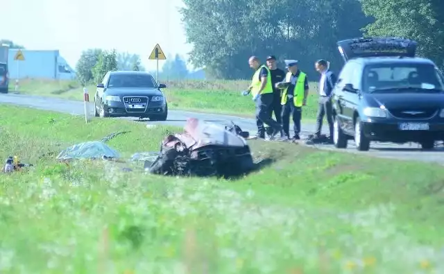 W tym wypadku pod Wierzbica zginęły dwie osoby jadące do pracy. Policja szuka świadków tragedii.