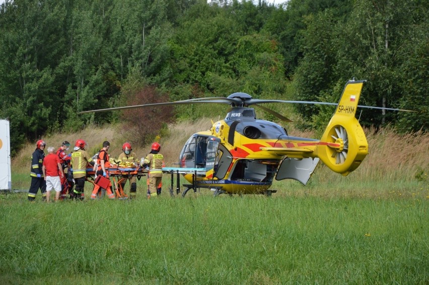 W Lęborku motocyklista uderzył w samochód. W ciężkim stanie został zabrany przez śmigłowiec LPR