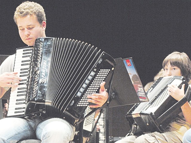 Uczestnicy Festiwalu Zespołowej Muzyki Akordeonowej biorą udział w warsztatach, podczas których szkolą technikę gry. 
