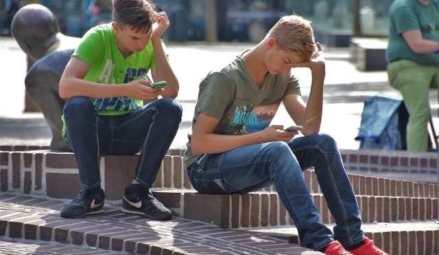 W wielu szkołach wprowadzono zakazy używania komórek. Często uczniowie telefony oddają np. przed ważnymi egzaminami