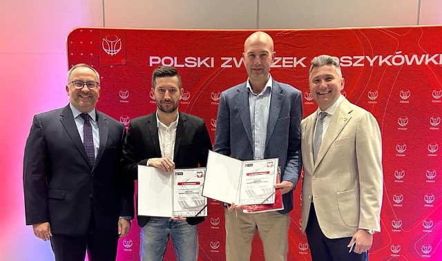 Maciej Majcherek i Arkadiusz Miłoszewski (w środku) po otrzymaniu nominacji do pracy z kadrą U20.
