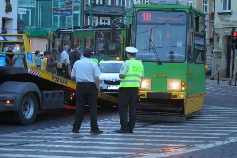 Dąbrowskiego: Kolizja samochodu z tramwajem