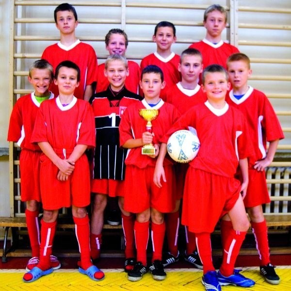 Piłkarze ze Szkoły Podstawowej nr 2 w Czarnej Białostockiej okazali się najlepsi wśród wszystkich startujących drużyn.