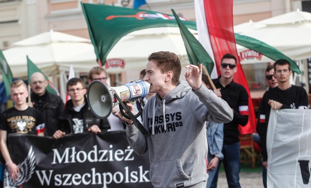 Podkarpaccy narodowcy spotkali sie dziś na rynku w Rzeszowie, żeby powiedzieć, że uchodźcy i Unia Europejska to zło.