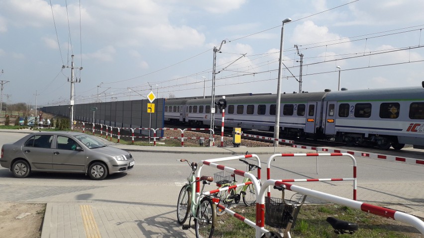 Jedna tragedia to wciąż mało? Samochód utknął na torach kolejowych w Sterkowcu