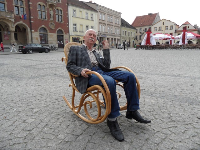 Jerzy Ciesielski relaksował się w swoim fotelu bujanym na rynku w Tarnowskich Górach