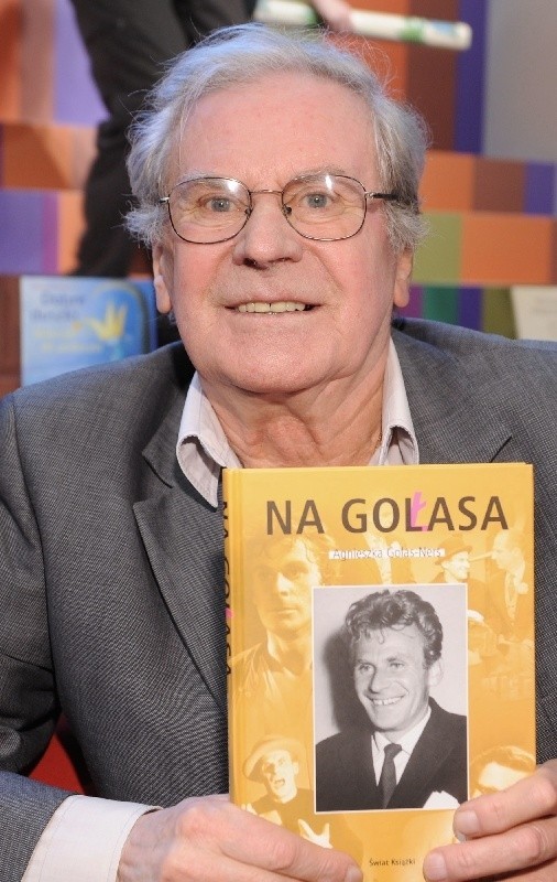 Wiesław Gołas ze swoją biografią, spisaną przez córkę.