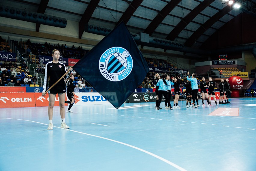 Handball JKS Jarosław (czarne stroje) wygrał w Kaliszu.